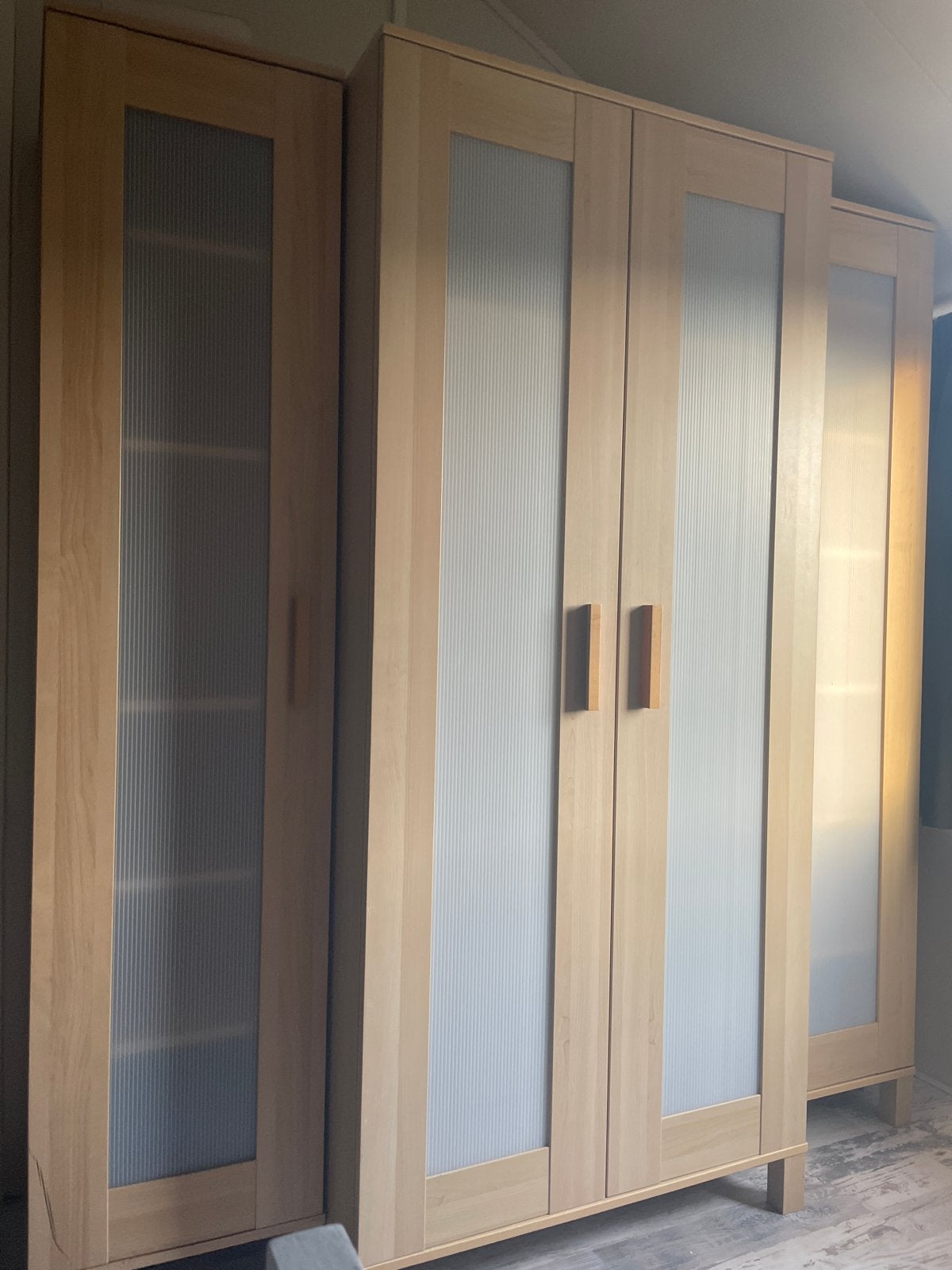 Gratis. IKEA Aneboda Kledingkast met planken en hangruimte, Ophalen, Gebruikt, 100 tot 150 cm, 200 cm of meer