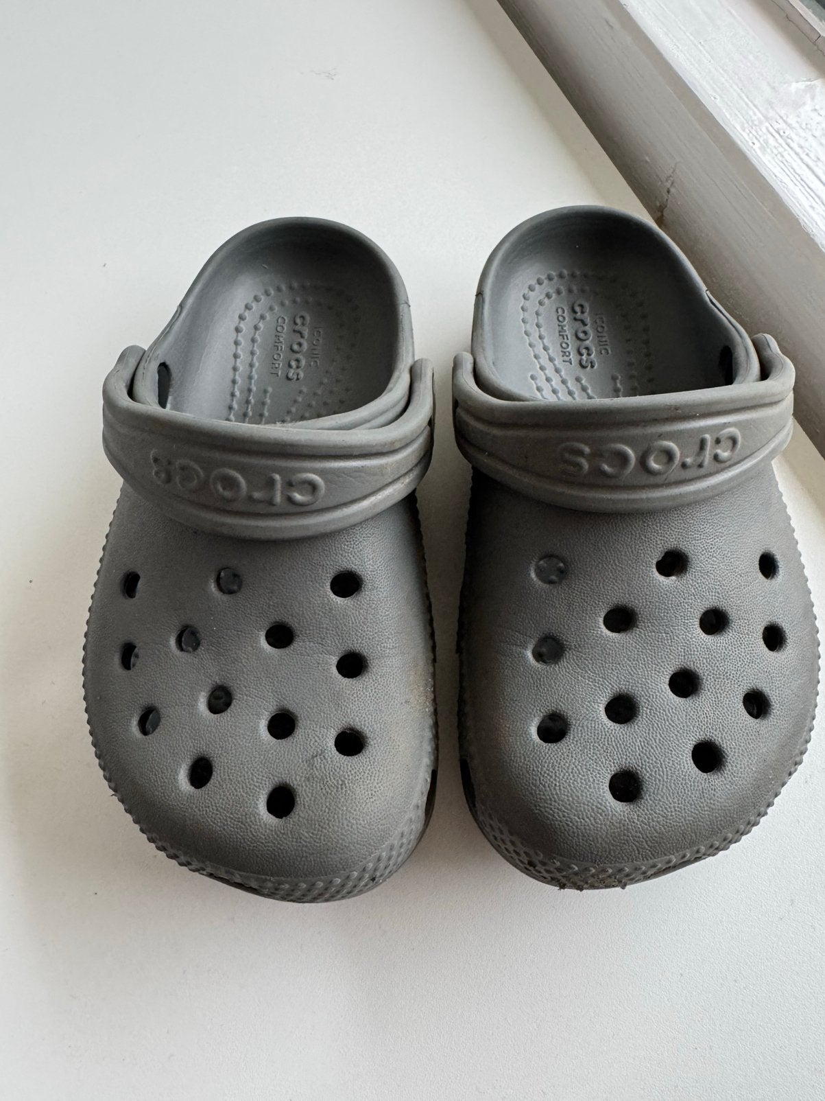 Grijze Kinder Crocs maat 24-25, Kinderen en Baby's, Jongen of Meisje, Overige typen, Ophalen of Verzenden, Zo goed als nieuw