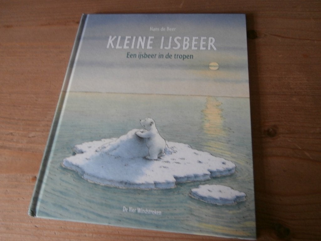 boek Kleine ijsbeer in de tropen Hans de Beer Vier Windstrek, Ophalen of Verzenden, Zo goed als nieuw, Hans de Beer