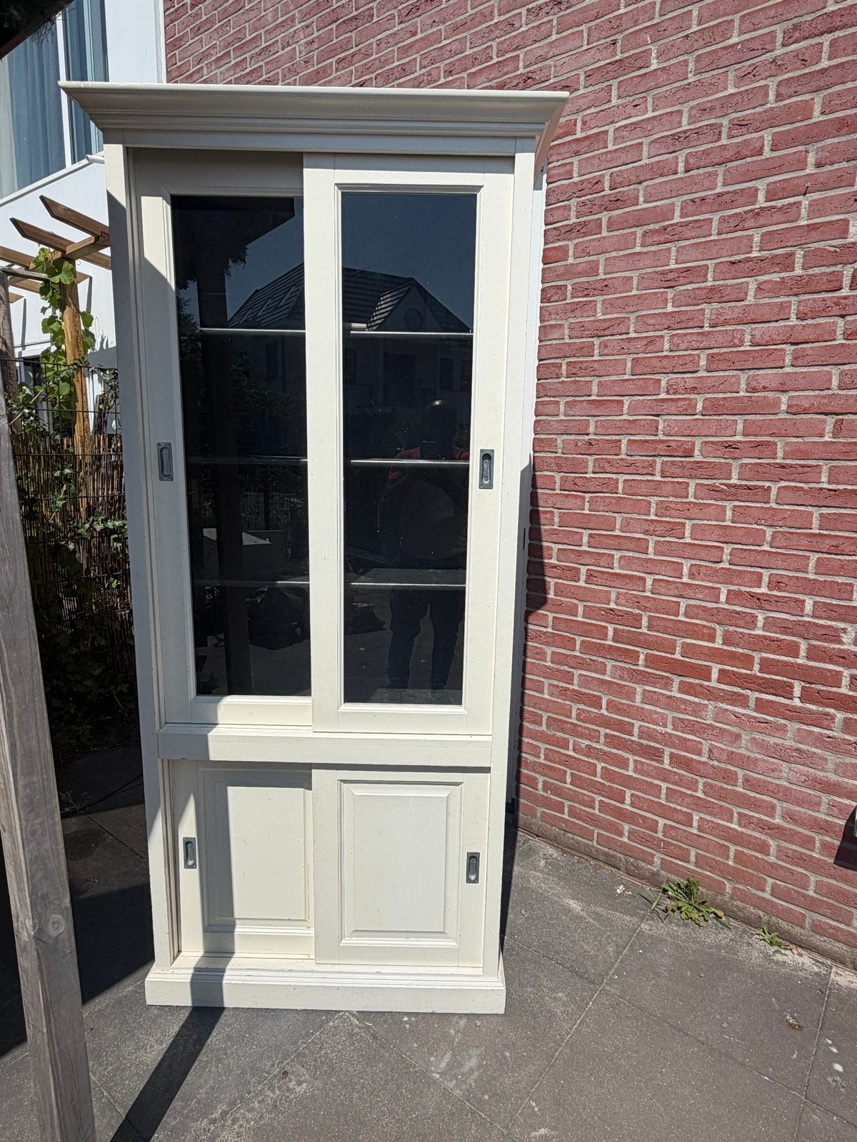 Crème-wit vitrinekast met glazen schuifdeuren, Huis en Inrichting, Kasten | Boekenkasten, Ophalen, Gebruikt, 50 tot 100 cm, 150 tot 200 cm