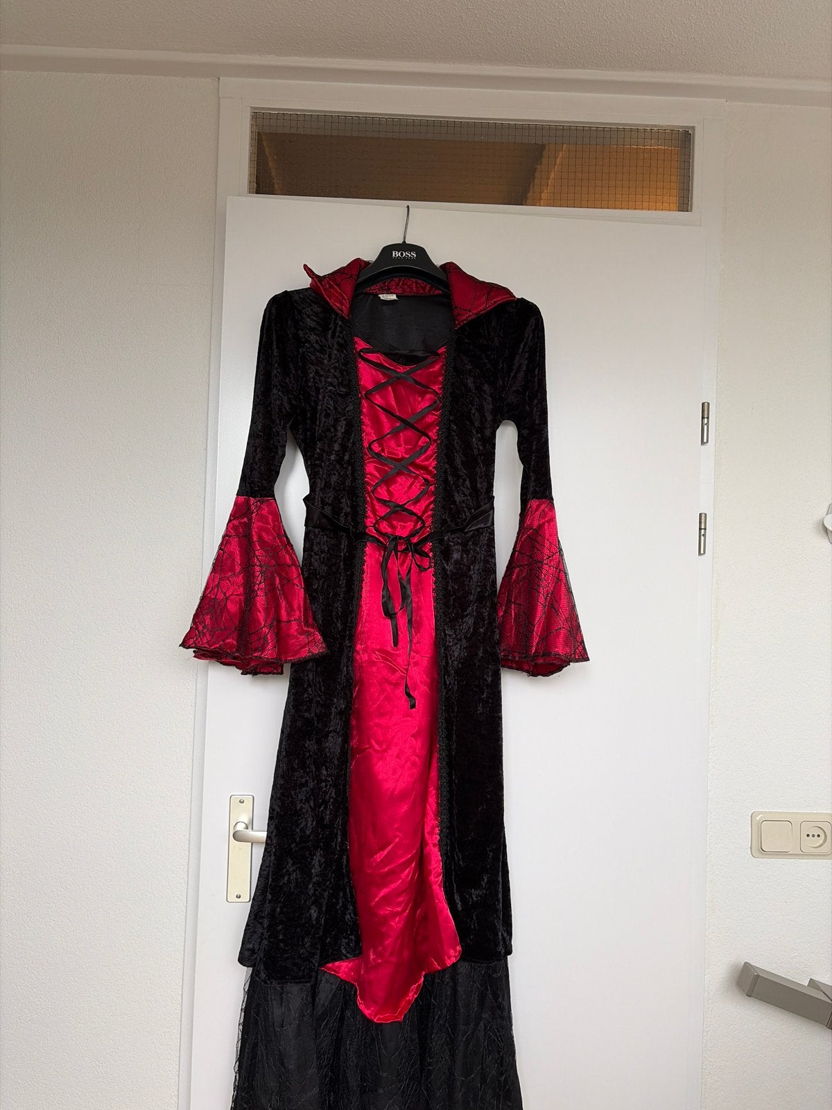 Vampier/ heksen Halloween Kostuum - Zwart en Rood, Maat 42/44 (L), Ophalen of Verzenden, Zo goed als nieuw, Halloween