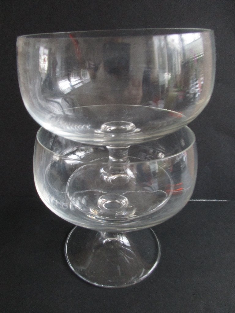 2 ijscoupes glas op voet - 9,5 x 9,5 cm - samen 2,00, Verzamelen, Glas en Borrelglaasjes, Ophalen of Verzenden, Zo goed als nieuw