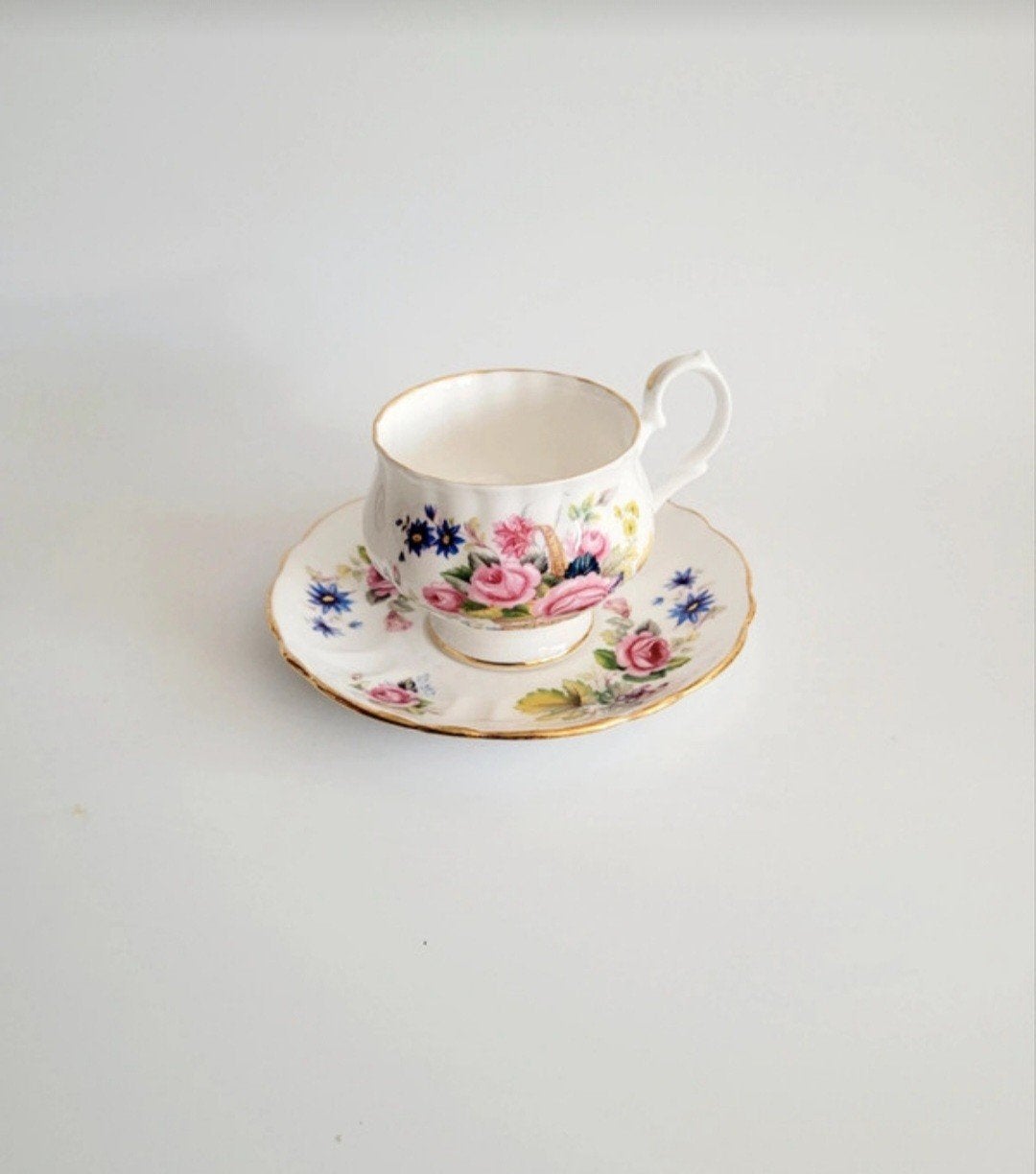 Engels servies kop en schotel met bloemen, Ophalen of Verzenden