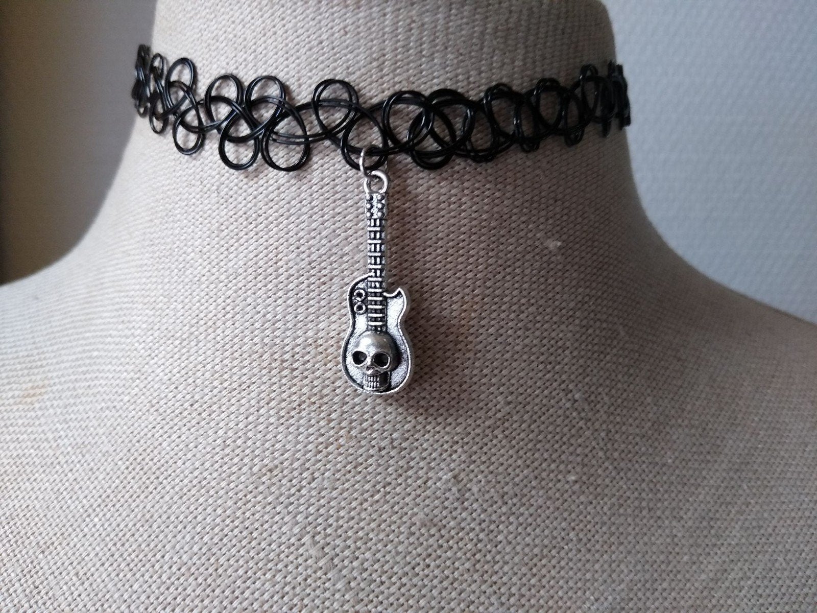 Zgan zwarte Halloween choker ketting met gitaar en doodskop, Met hanger, Kunststof, Zwart, Ophalen of Verzenden