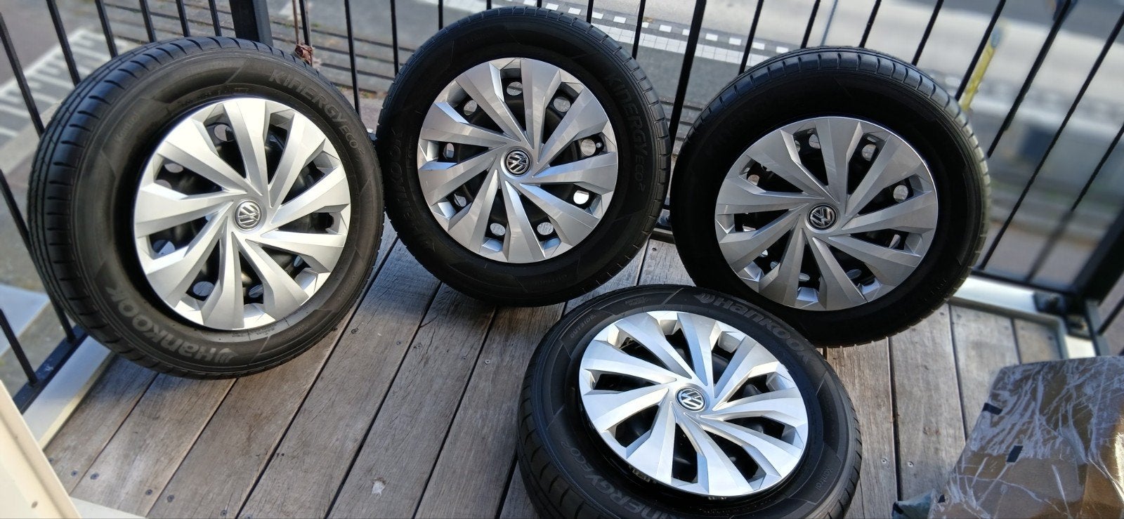 Set 15 inch stalen velgen met Hankook zomerbanden en VW wiel, Ophalen, Zo goed als nieuw