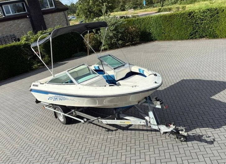 Searay bowrider Mercruiser super netjes sundeck pega, Ophalen, Binnenboordmotor, 120 tot 200 pk, Zo goed als nieuw