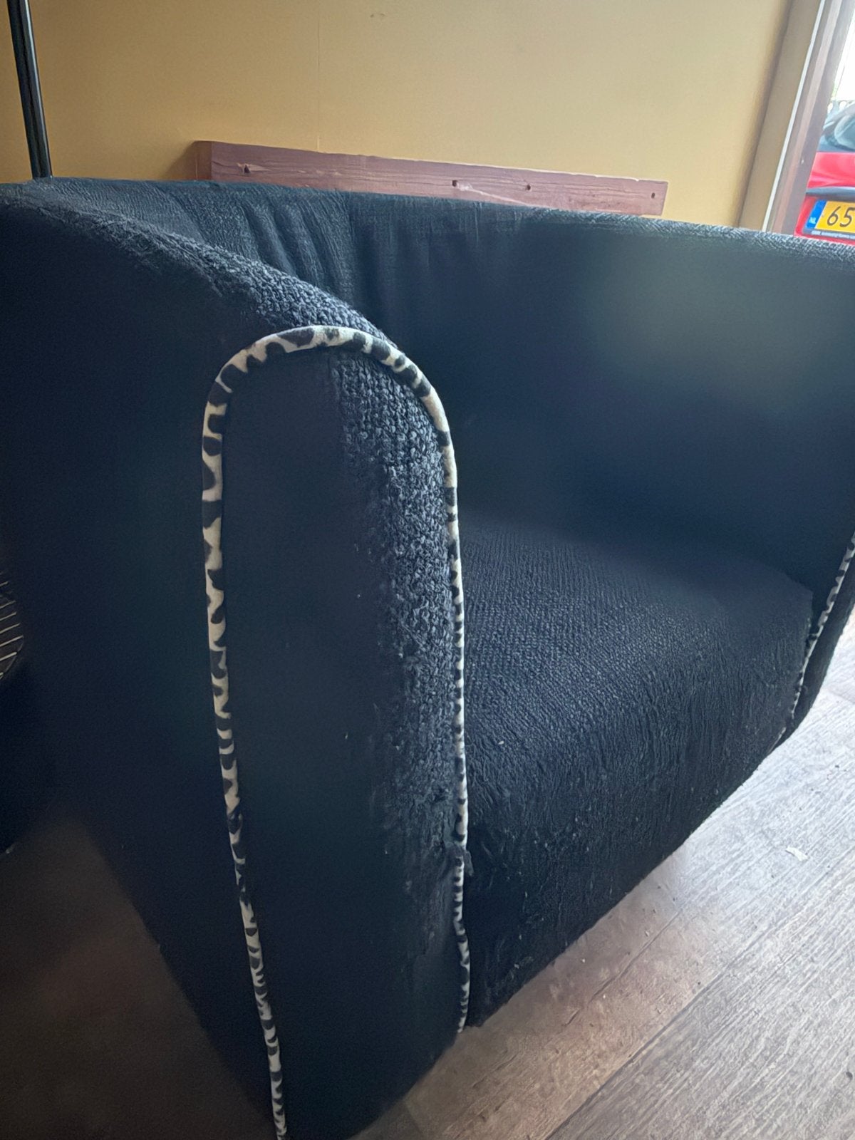 Zwarte fauteuil met dierenprint bies, Ophalen, Gebruikt, Stof, 75 tot 100 cm