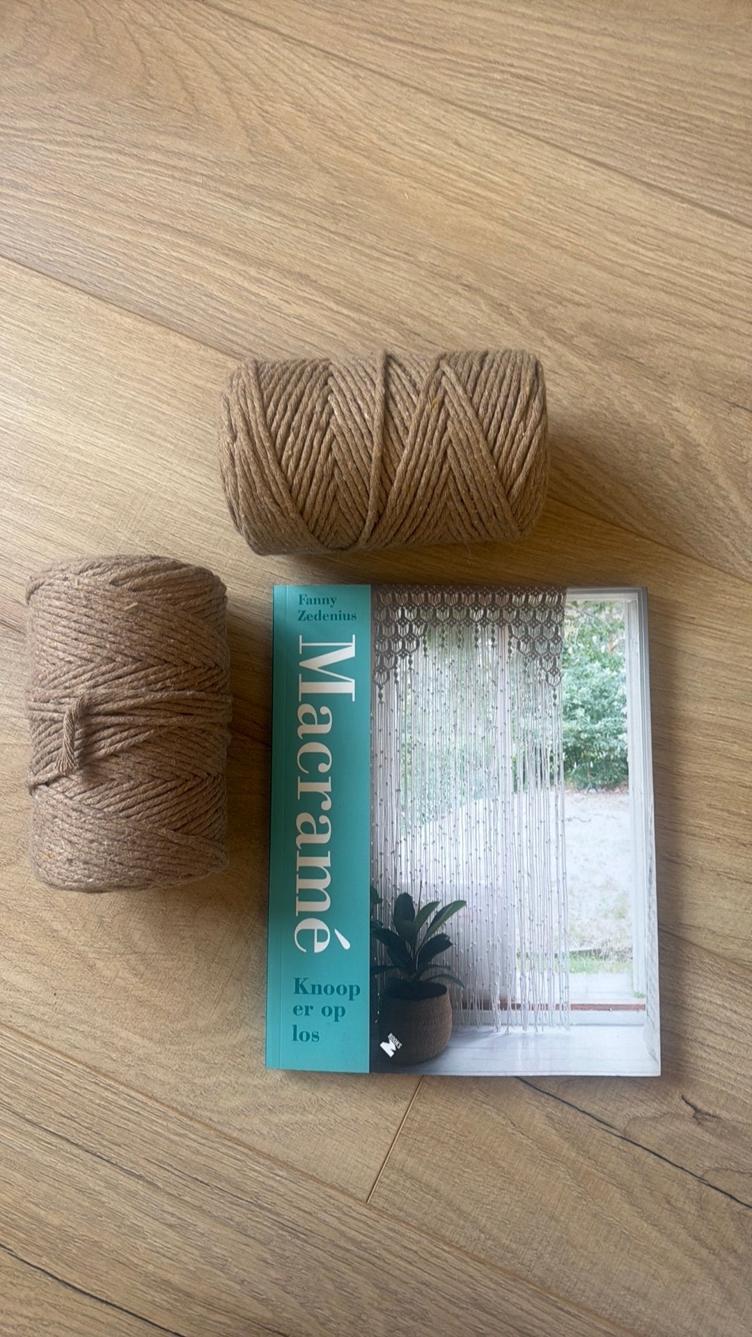Macramé boek met twee rollen garen, Ophalen of Verzenden, Zo goed als nieuw, Papier of Karton