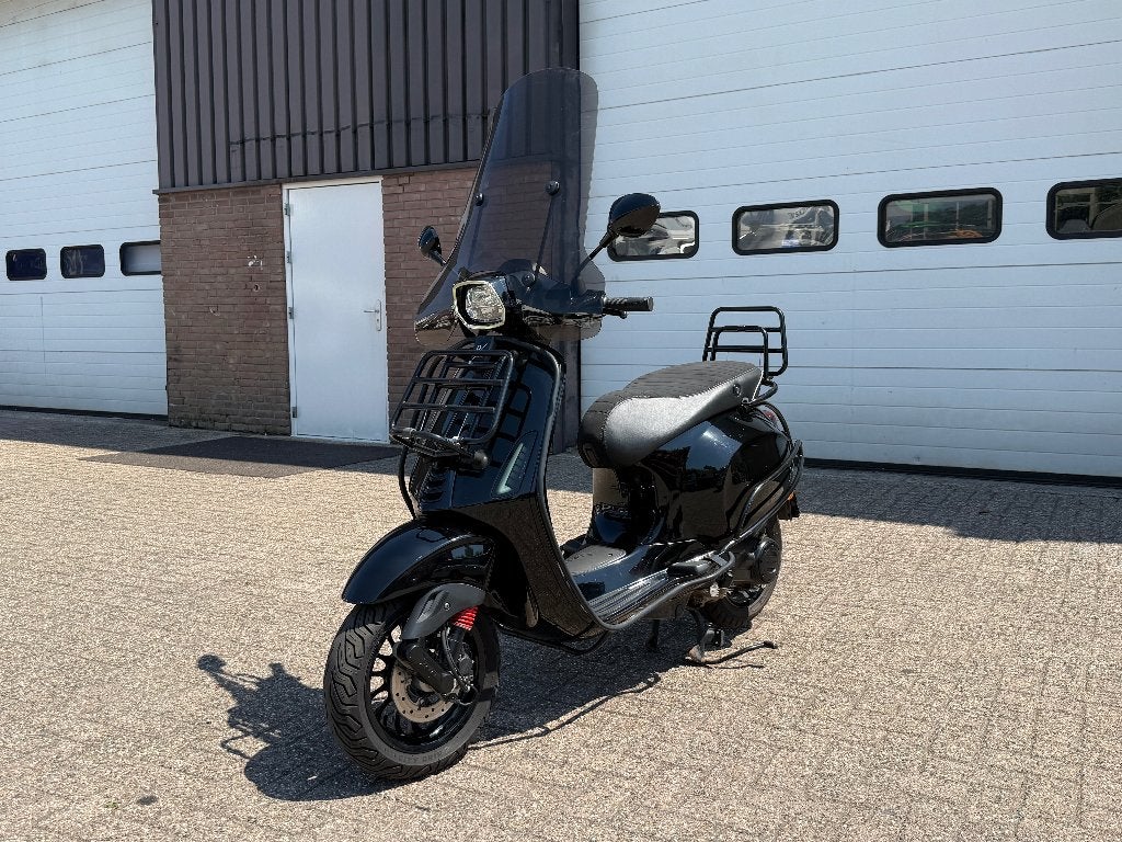 Vespa Sprint snorscooter incl hoog scherm, rekjes en beugels, Fietsen en Brommers, Scooters | Vespa, Gebruikt, Vespa S, Benzine