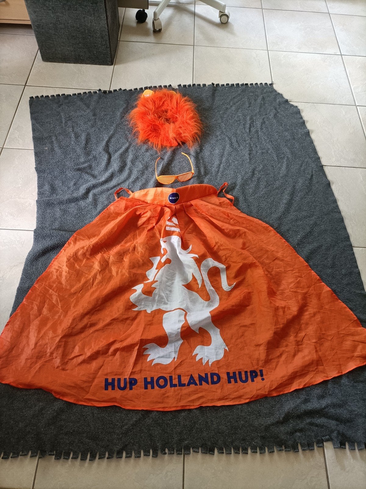 Oranje supporter set: cape, pruik en oranje bril, Ophalen of Verzenden, Zo goed als nieuw