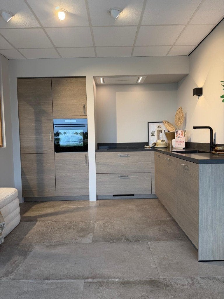 SHOWROOMKEUKEN | Hoekkeuken met luxe apparatuur, Ophalen, Zo goed als nieuw, Composiet, Hoekkeuken