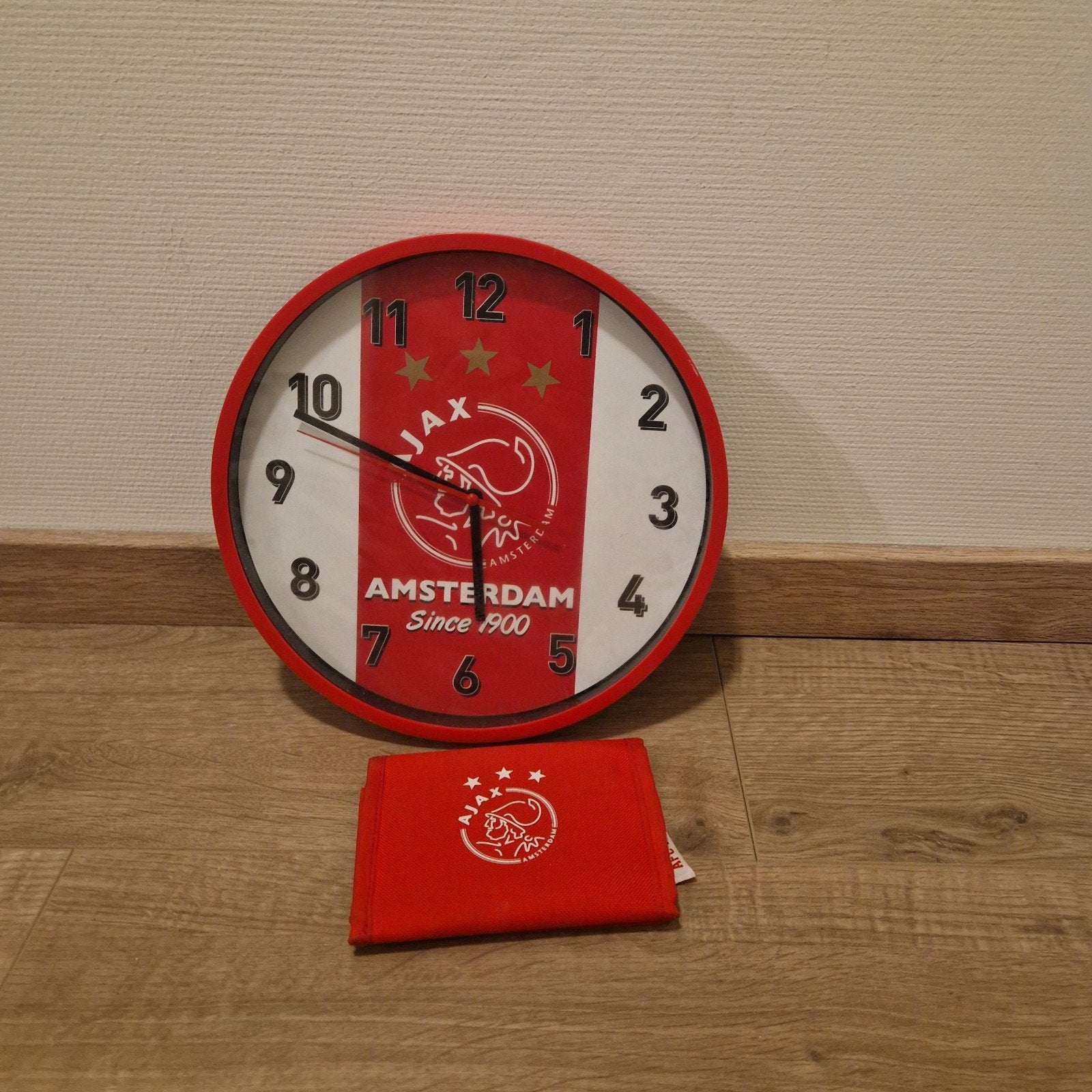 Ajax klok en portemonnee, Ophalen of Verzenden, Zo goed als nieuw, Rood, Wandklok