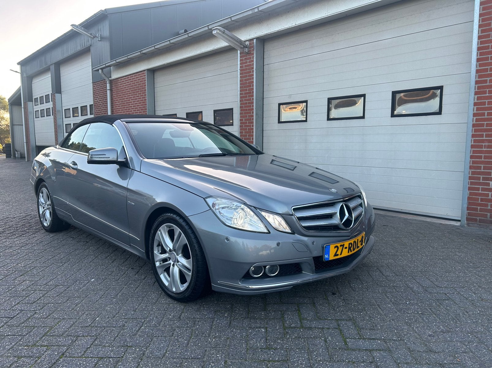 Mercedes-Benz E-Klasse 1.8 E200 CGI Cabriolet AUT 2011 Grijs, Auto's, Achterwielaandrijving, 1800 kg, 4 cilinders, Cabriolet