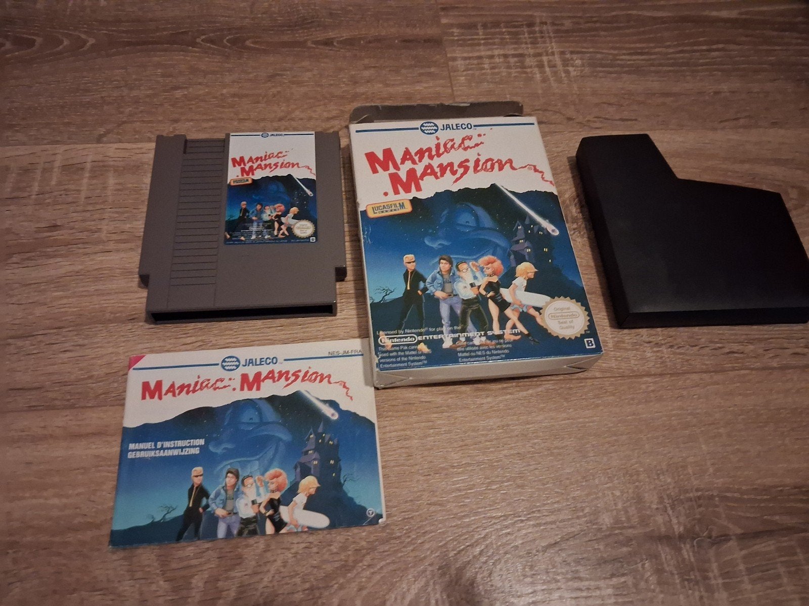 Maniac Mansion NES - Compleet met doos en handleiding, Spelcomputers en Games, Games | Nintendo NES, Avontuur en Actie, Gebruikt