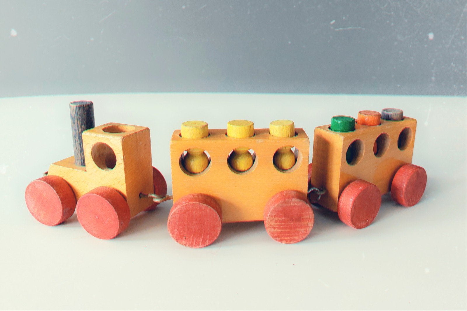 Vintage SIO houten speelgoed: trein, stapeltorens en tol, Ophalen of Verzenden