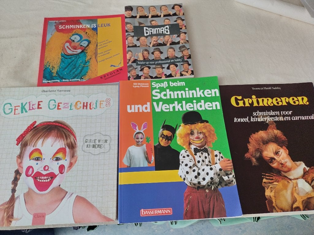 Te koop aangeboden: Partij schminkboekjes van carnaval , Kleding | Dames, Carnaval, Ophalen of Verzenden, Zo goed als nieuw, Accessoires