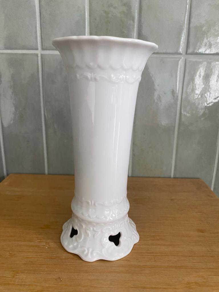 Vintage witte porseleinen vaas Seltmann Weiden Mozart 16/969, Huis en Inrichting, Woonaccessoires | Vazen, Gebruikt, Wit, Aardewerk of Porselein