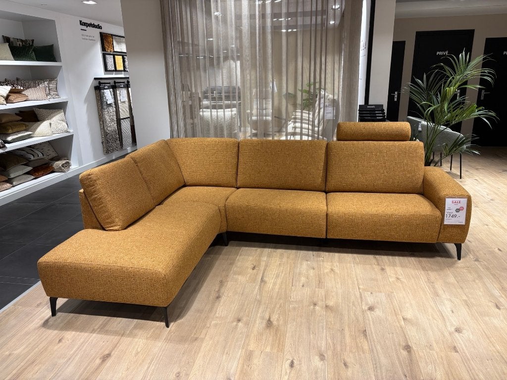 Montèl Tuscan okergele hoekbank showroommodel, Ophalen, 250 tot 300 cm, Hoekbank, Zo goed als nieuw