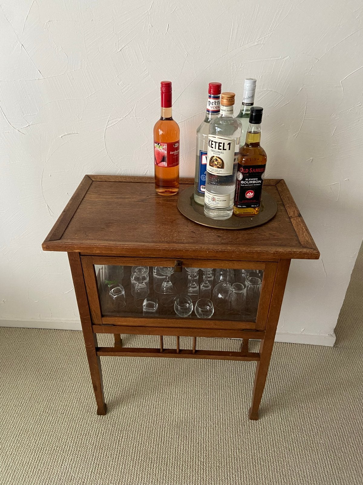 Antieke houten drankenkast met glazen vitrine, Ophalen