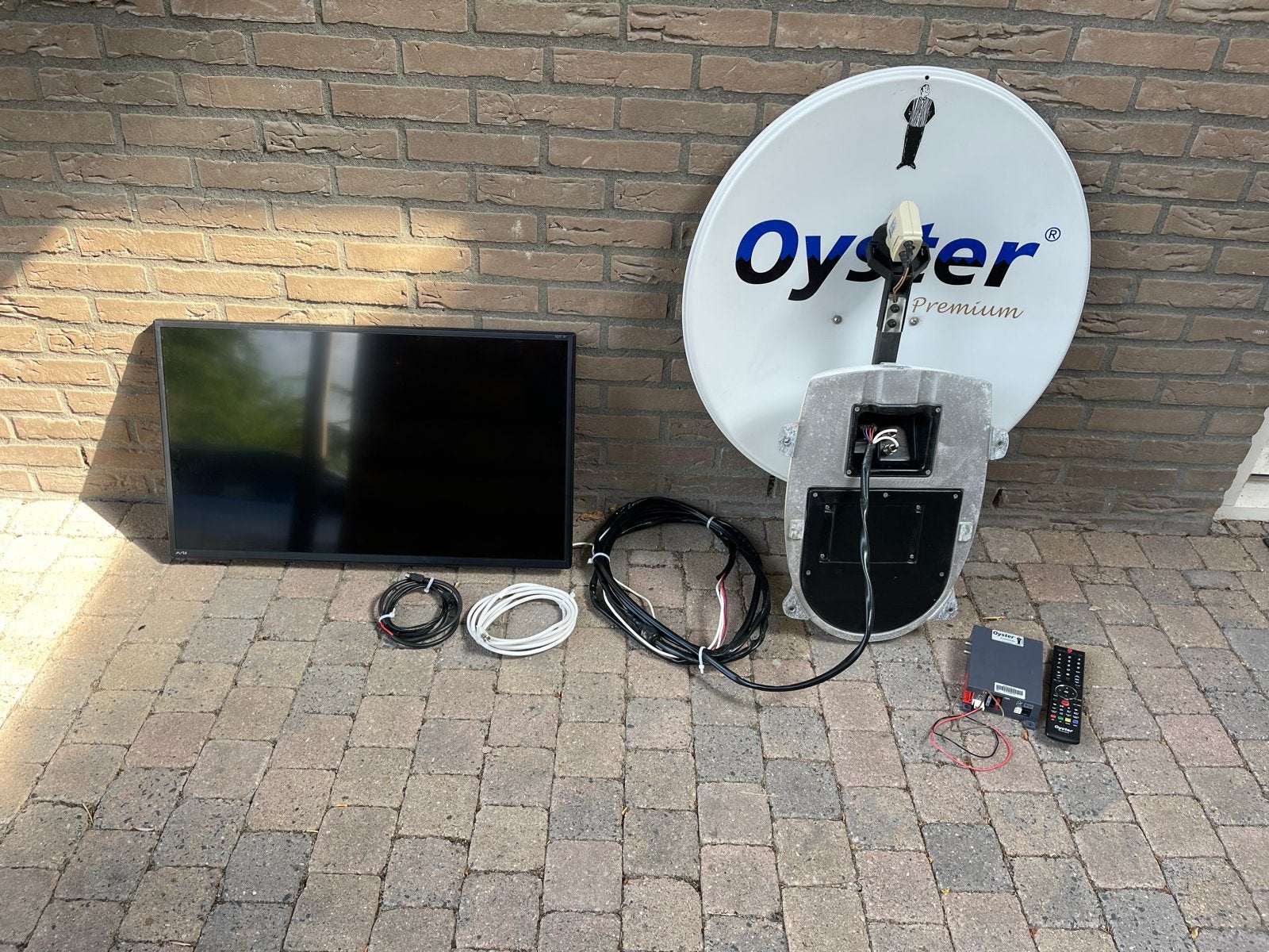 Avtex L327TRS TV met Oyster Premium schotelantenne, Caravans en Kamperen, Ophalen, Gebruikt