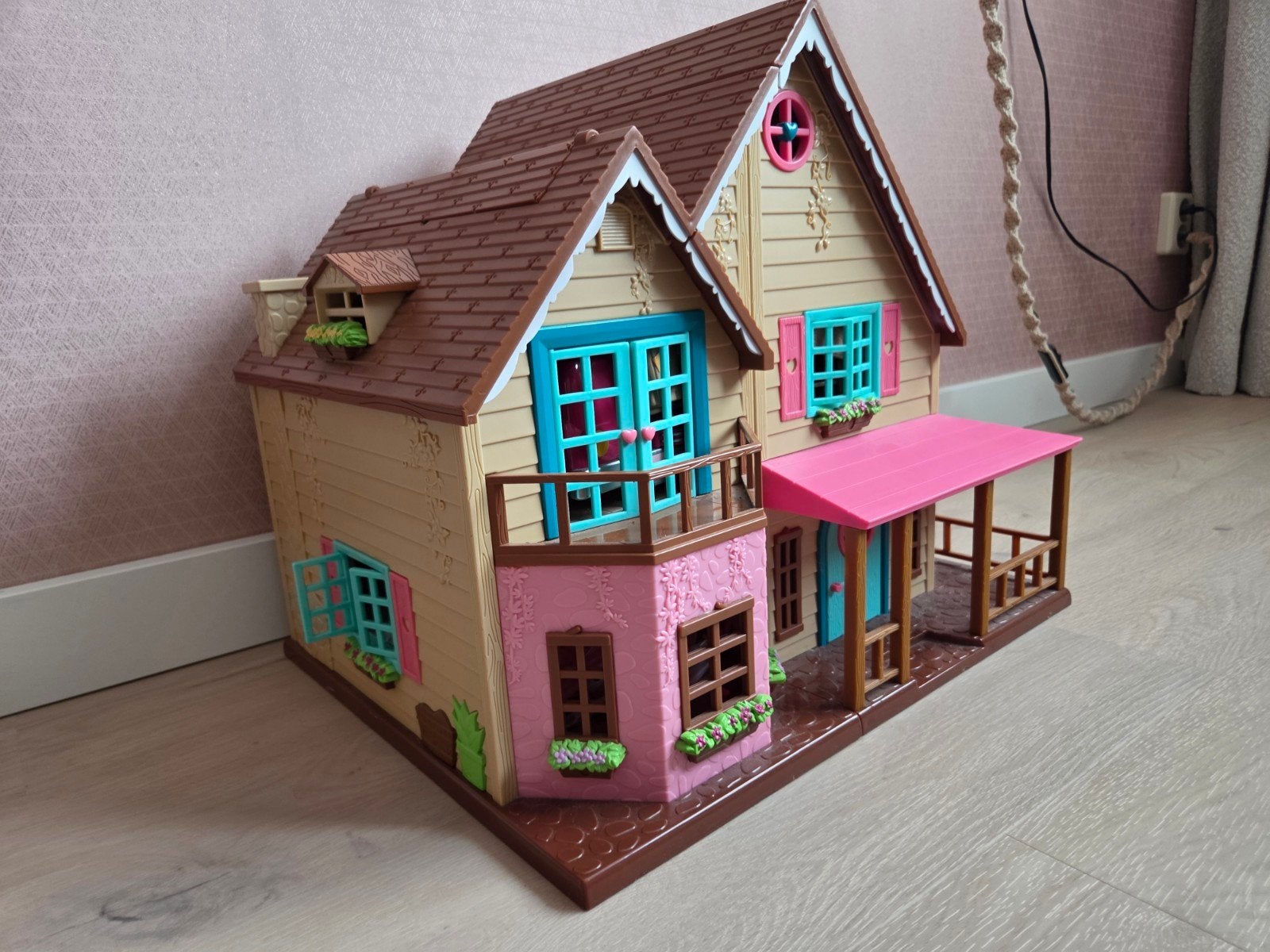 Groot poppenhuis met auto en meubels, Ophalen of Verzenden, Gebruikt, Overige typen