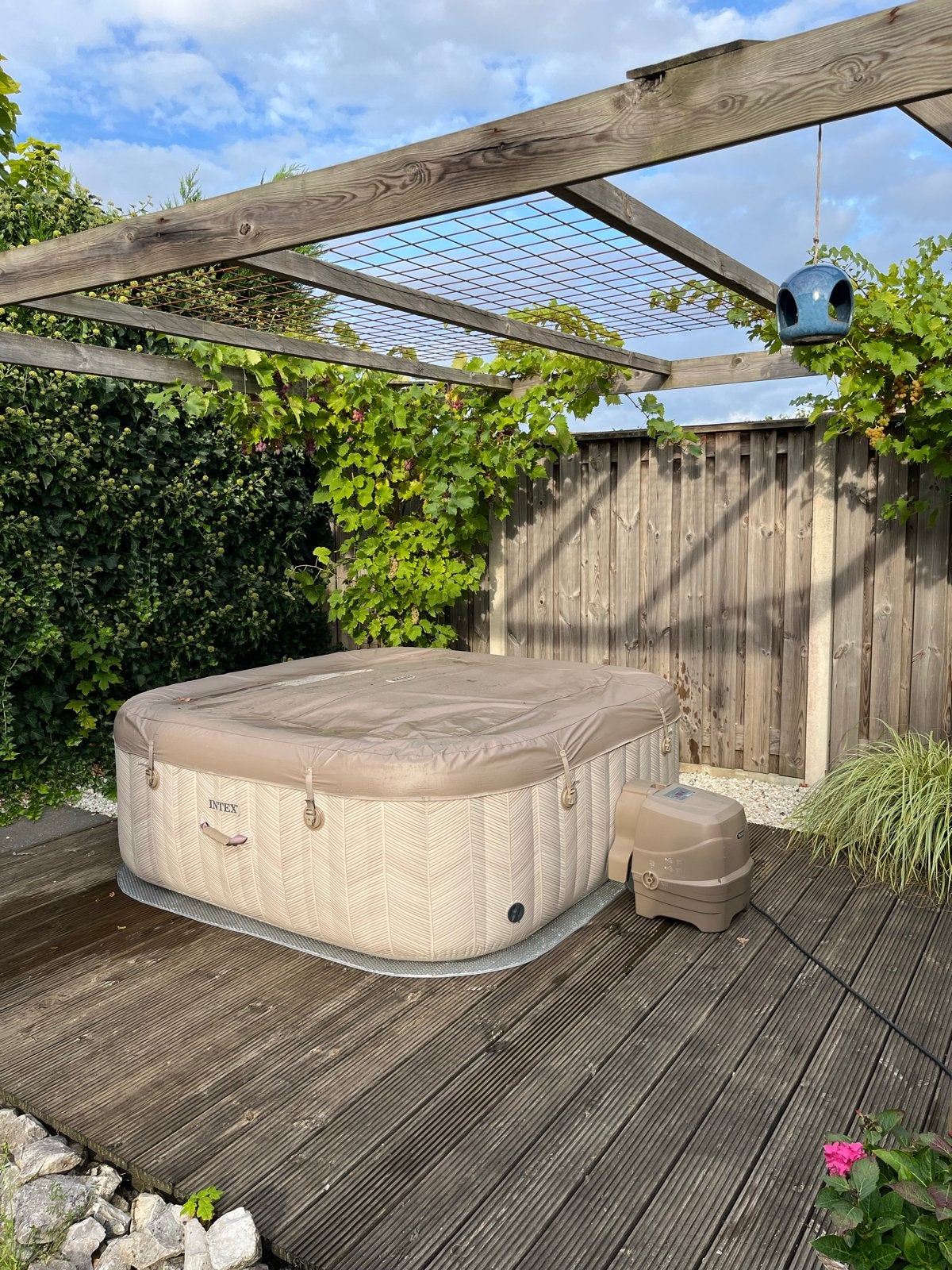 Intex Jacuzzi 6 personen - 5 keer gebruikt!, Ophalen, Zo goed als nieuw, Afdekzeil, Opblaasbaar