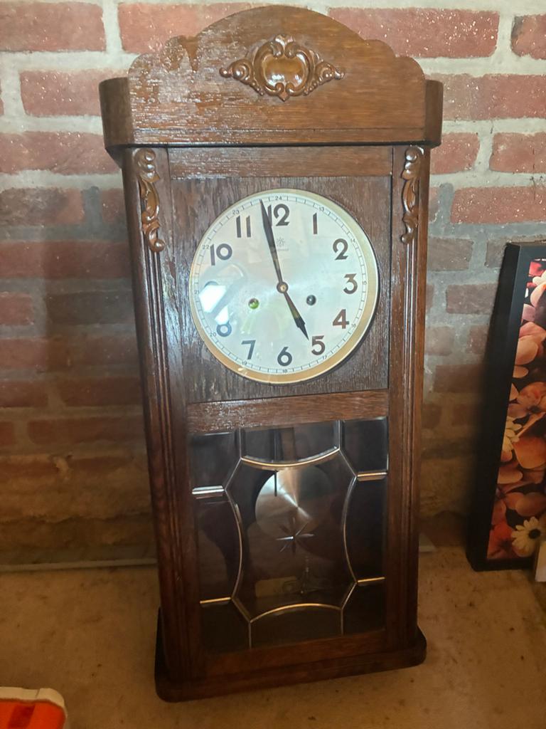 Antieke houten wandklok met slinger, Ophalen