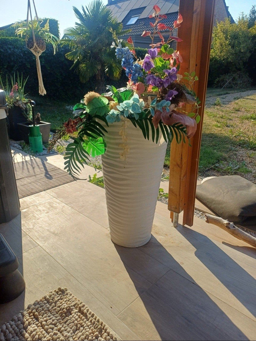 Grote witte bloempot met kunstbloemen, Kunststof, Gebruikt, Minder dan 60 cm, Rond
