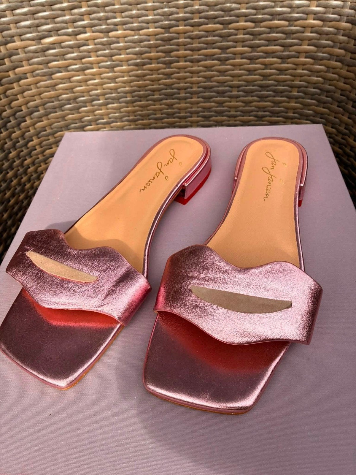 Jan Jansen roze metallic slippers met lippen detail, Kleding | Dames, Slippers, Jan Jansen, Ophalen of Verzenden, Roze