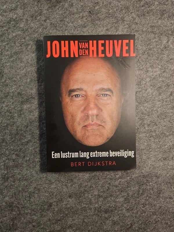 Gesigneerd John van den Heuvel Een lustrum lang beveiliging, Bert Dijkstra, Verzenden, Zo goed als nieuw, Film, Tv en Media