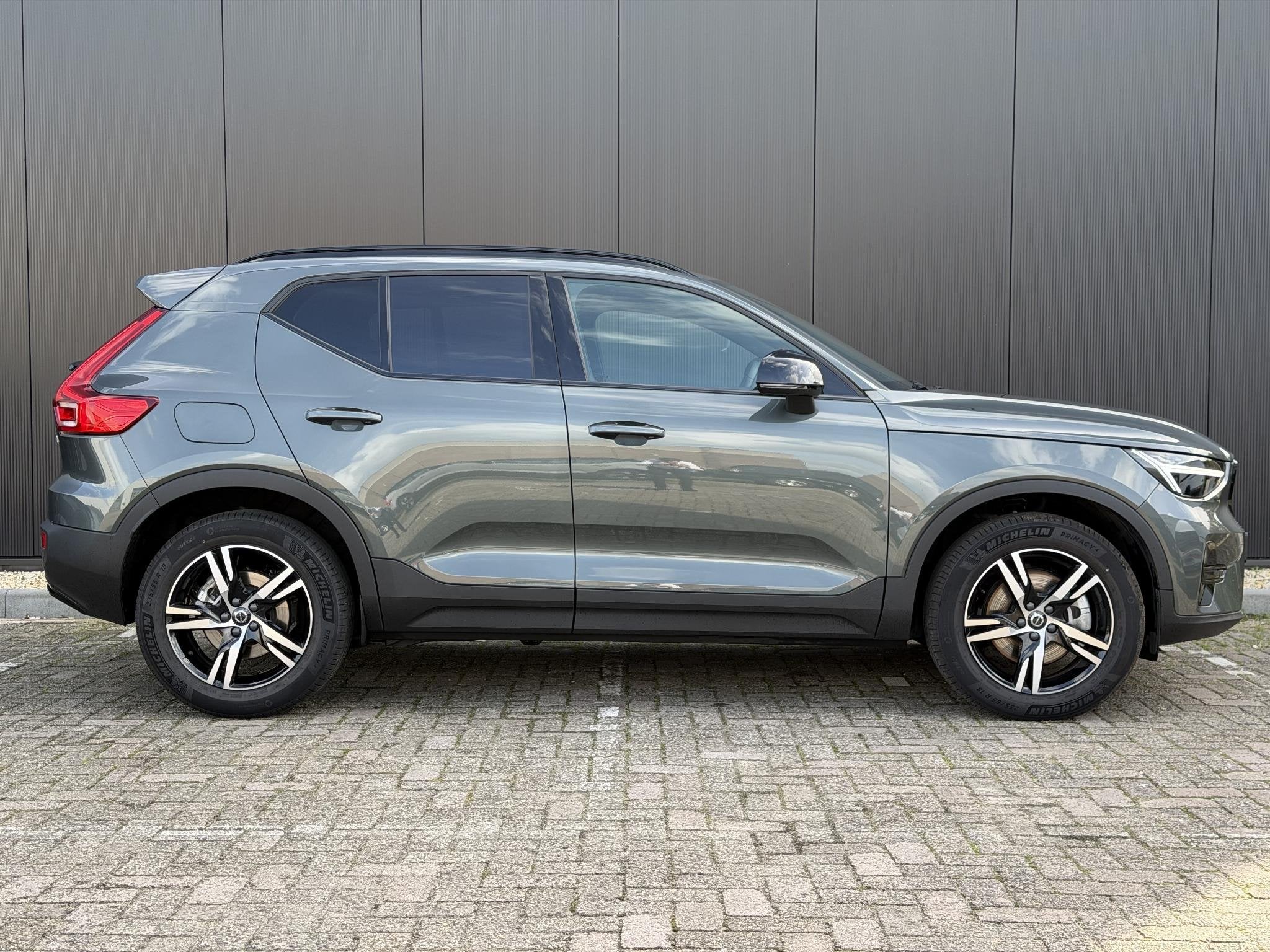 Volvo XC40 2.0 B4 Plus Dark Elektr. stoelverstelling / Harma, Auto's, Gebruikt, 4 cilinders, Automatische klimaatregeling, Origineel Nederlands