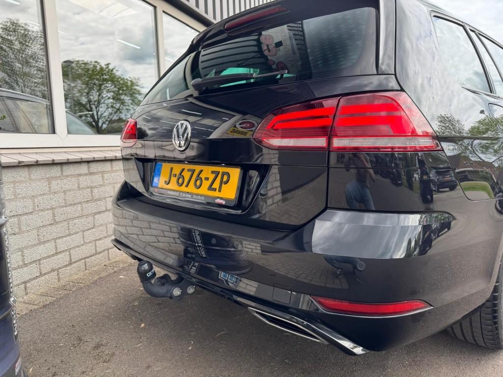 Volkswagen GOLF 1.5 TSI R-line Trekhaak Camera Massage Carpl, Voorwielaandrijving, 4 cilinders, Zwart, Bedrijf