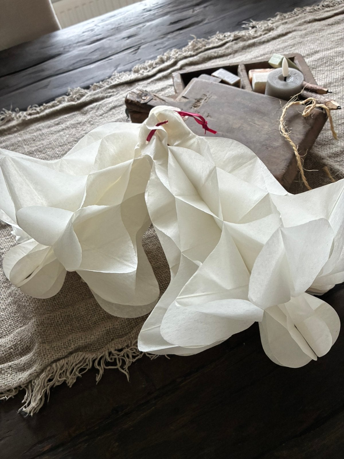 2 oude witte kerstklokken, Diversen, Kerst, Ophalen of Verzenden, Gebruikt