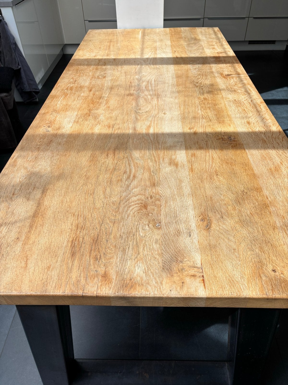 Robuuste eikenhouten eettafel met metalen onderstel, Huis en Inrichting, Tafels | Eettafels, Ophalen, Gebruikt, Eikenhout, 200 cm of meer