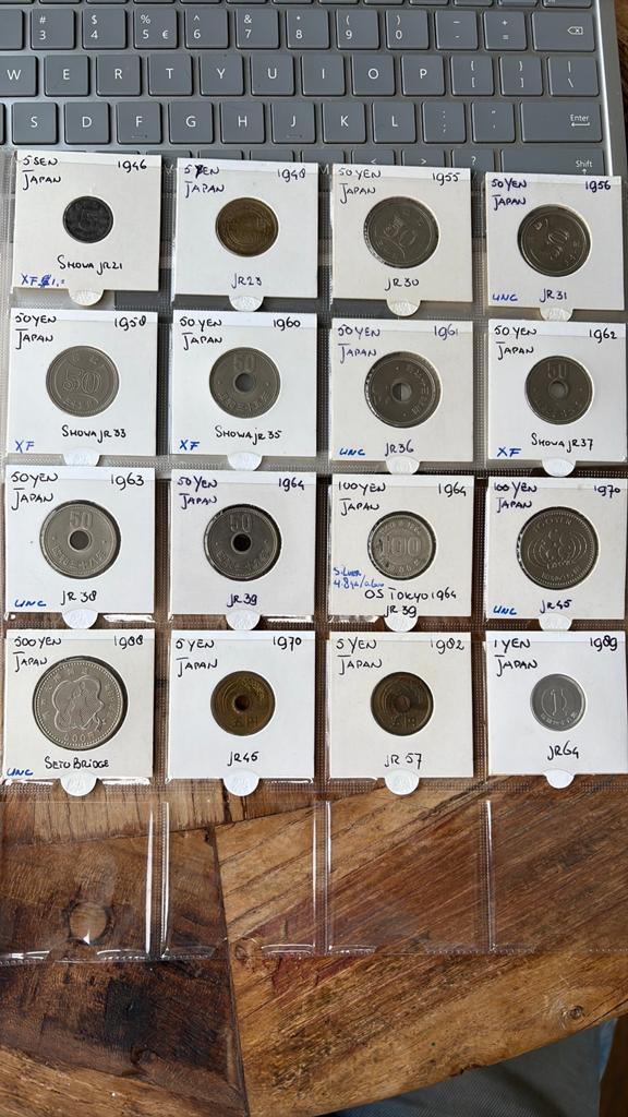 16 mooie Japanse munten in munthouders met zilver, Verzenden, Oost-Azië, Zilver