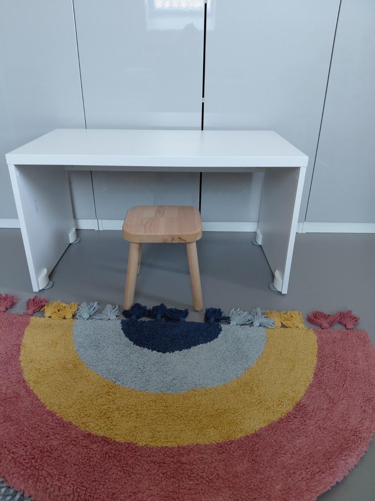 Ikea stuva kleuter bureau met houten kruk, Kinderen en Baby's, Kinderkamer | Tafels en Stoelen, Ophalen, Zo goed als nieuw