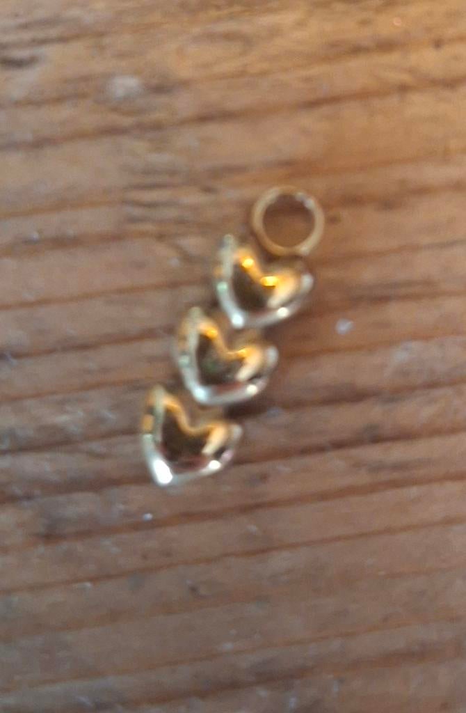 Gouden bedel met drie hartjes, Sieraden, Tassen en Uiterlijk, Bedels, Overige merken, Ophalen of Verzenden, Zo goed als nieuw