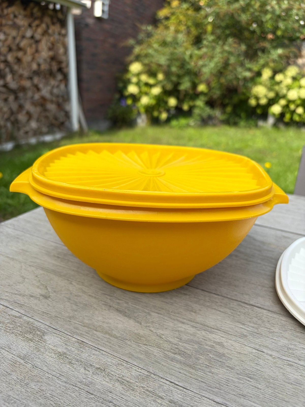 Grote Tupperware schaal geel met sterdeksel, Gebruikt, Schaal, Geel, Ophalen of Verzenden
