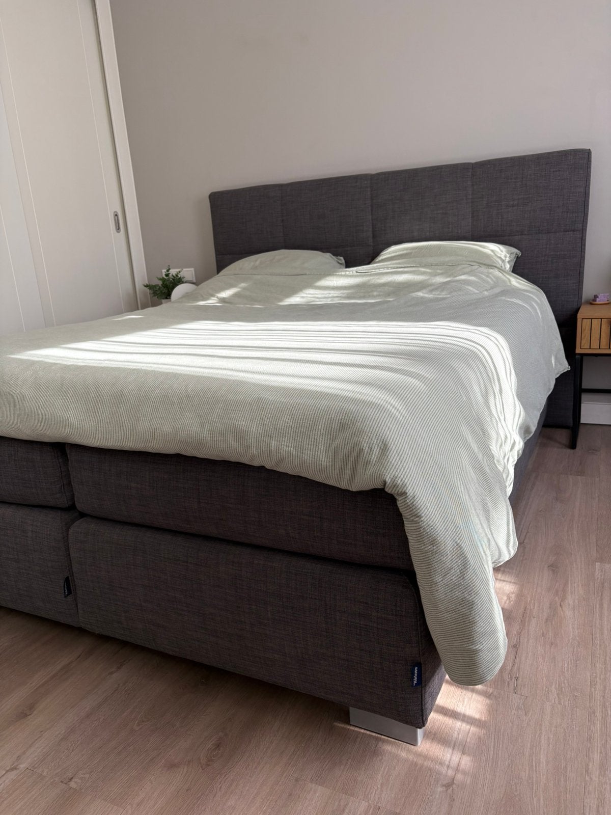 Karlsson boxspring antraciet 160x200 + Emma Airgrid topper, Huis en Inrichting, Ophalen, Zo goed als nieuw, Tweepersoons, 160 cm