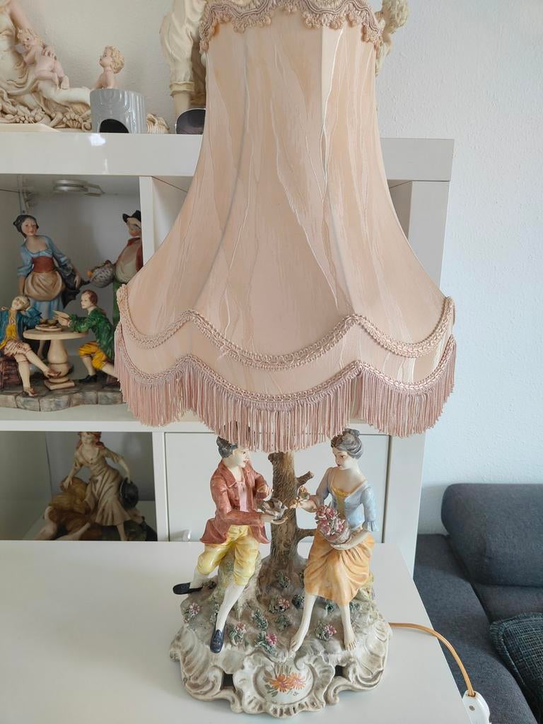 Prachtige decoratieve tafellamp met een romantisch beeld, Ophalen