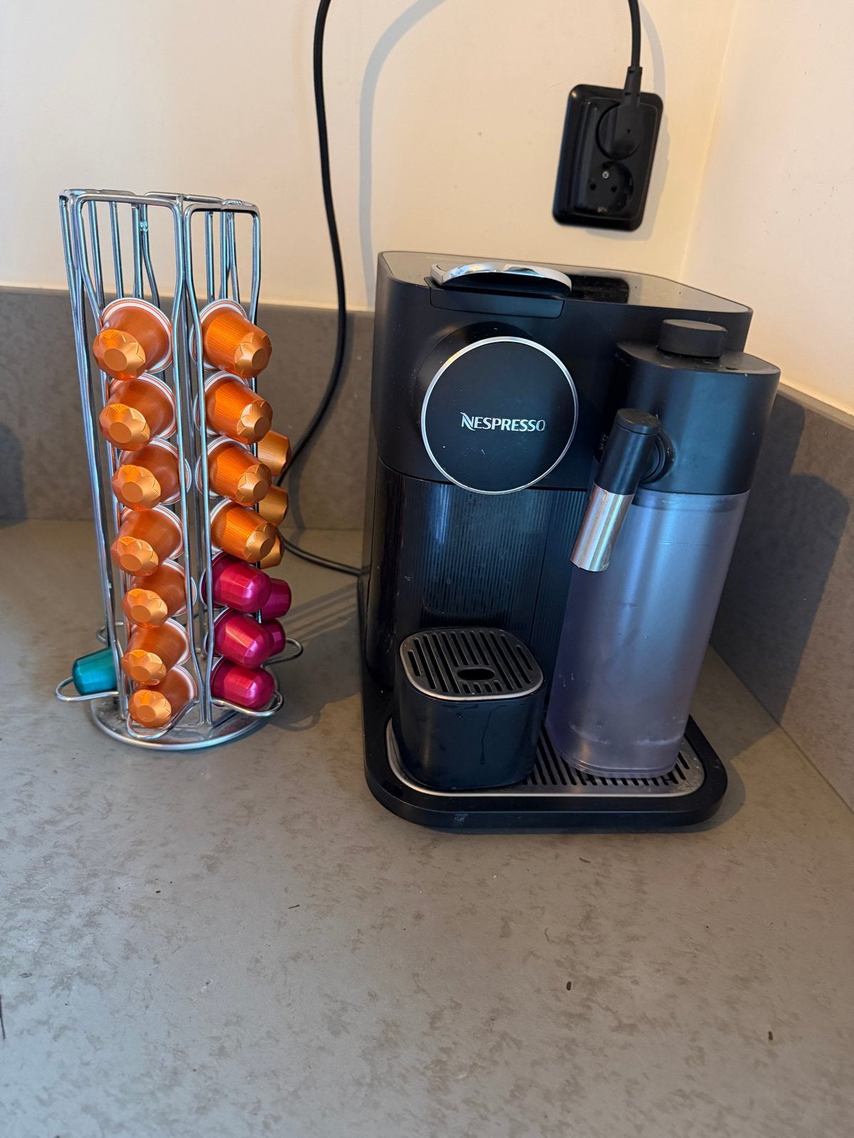 Delonghi Nespresso Gran Lattissima EN650.B, Gebruikt, Koffiemachine, Ophalen of Verzenden, Koffiepads en cups