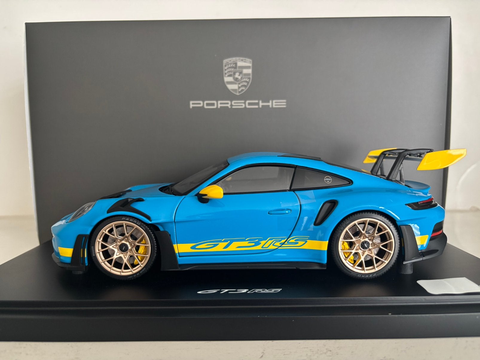 Porsche 911 (992) GT3 RS  Tribute 24h Daytona 1:18 (nieuw), Verzenden, Nieuw, Auto, MiniChamps