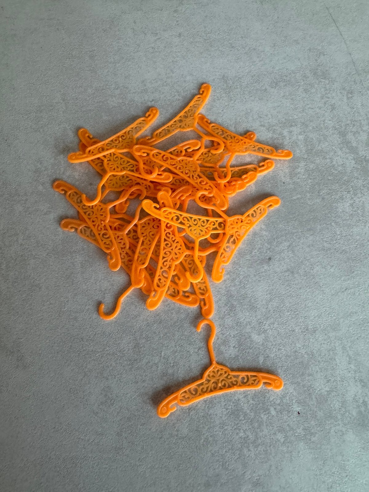 Barbie oranje klerenhangers zacht plastic, Ophalen of Verzenden, Gebruikt, Accessoires