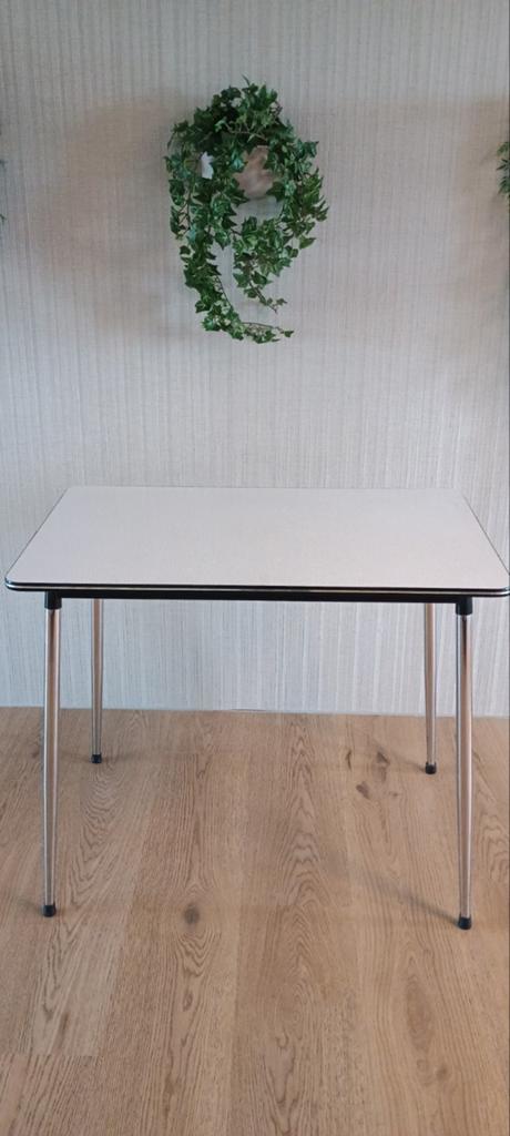 Strakke eettafel met metalen poten, Gebruikt, 100 tot 150 cm, Overige materialen, Tot twee personen