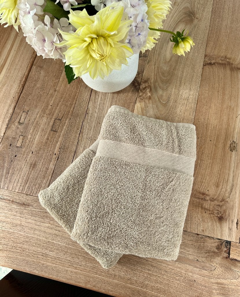 Yumeko handdoeken 2 stuks taupe, Ophalen of Verzenden, Nieuw, Handdoek