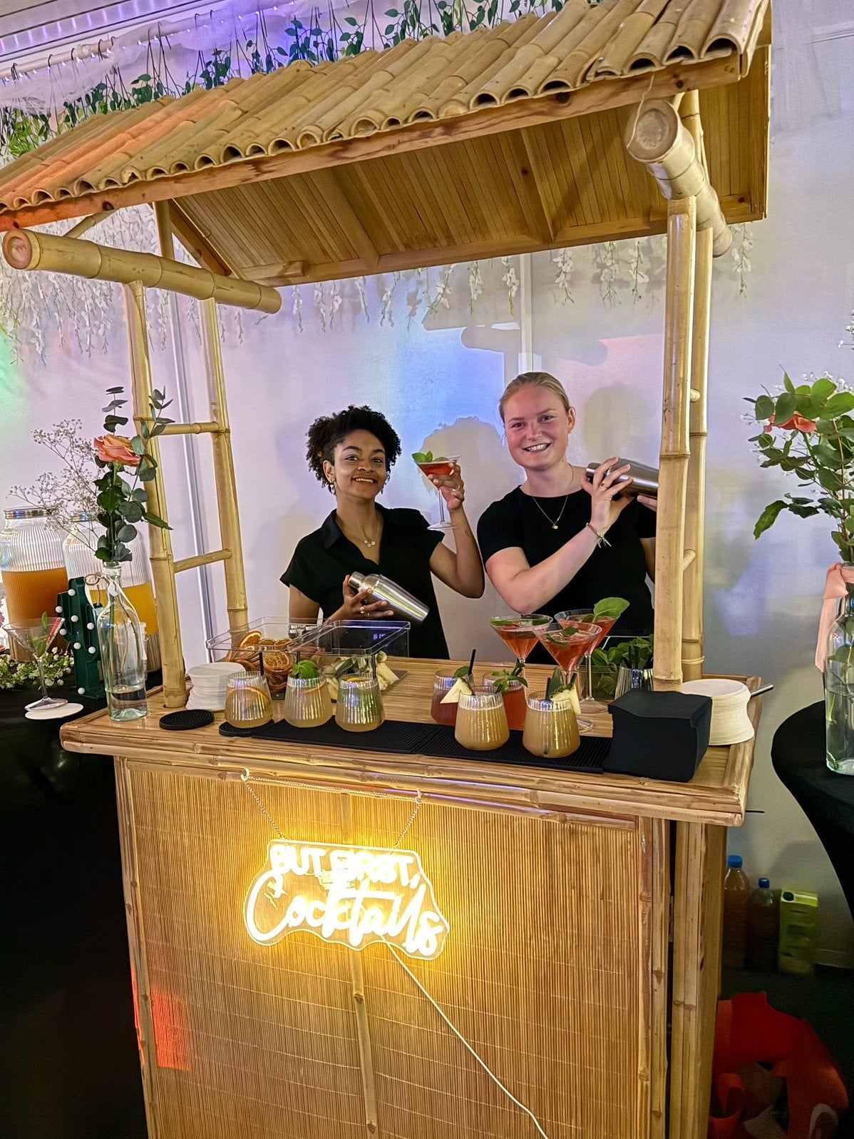 Barvrouw / cocktailshaker te huur voor feesten & evenementen, Ophalen of Verzenden, Zo goed als nieuw