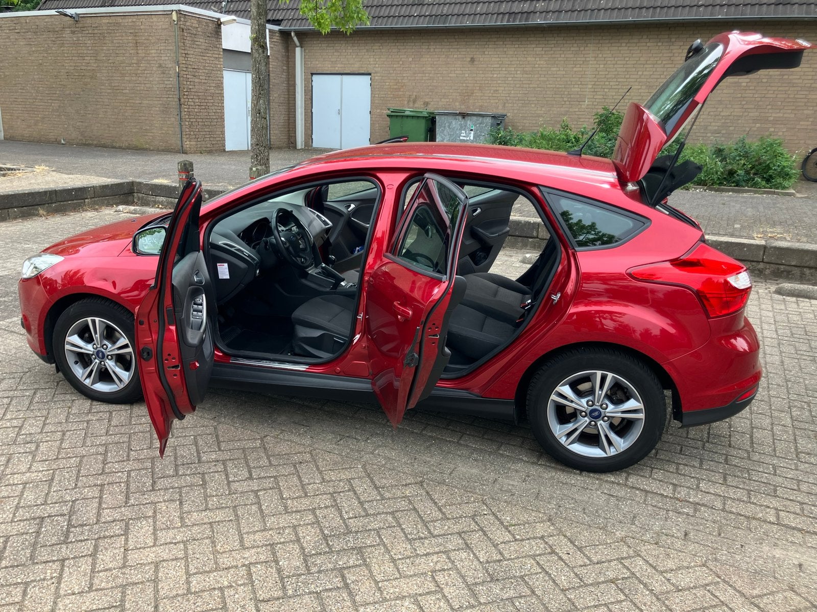 Ford Focus 1.0 Ecoboost 125PK 5D NIEUWE BANDEN APK juni 2027, Zwart, 635 kg, 1200 kg, Handgeschakeld