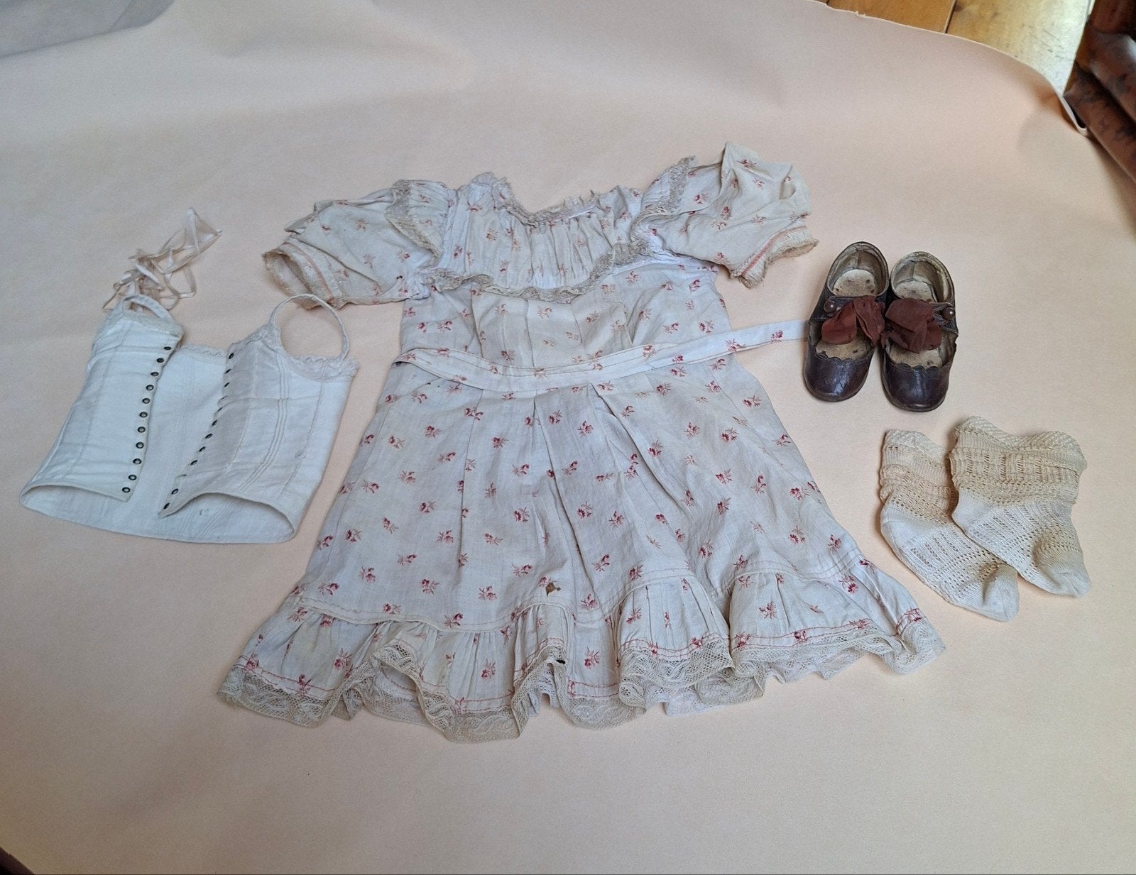 Antieke Jumeau pop Jurk, Corset, Sokken & Schoentjes (80, Antiek en Kunst, Antiek | Kleding en Accessoires, Ophalen of Verzenden