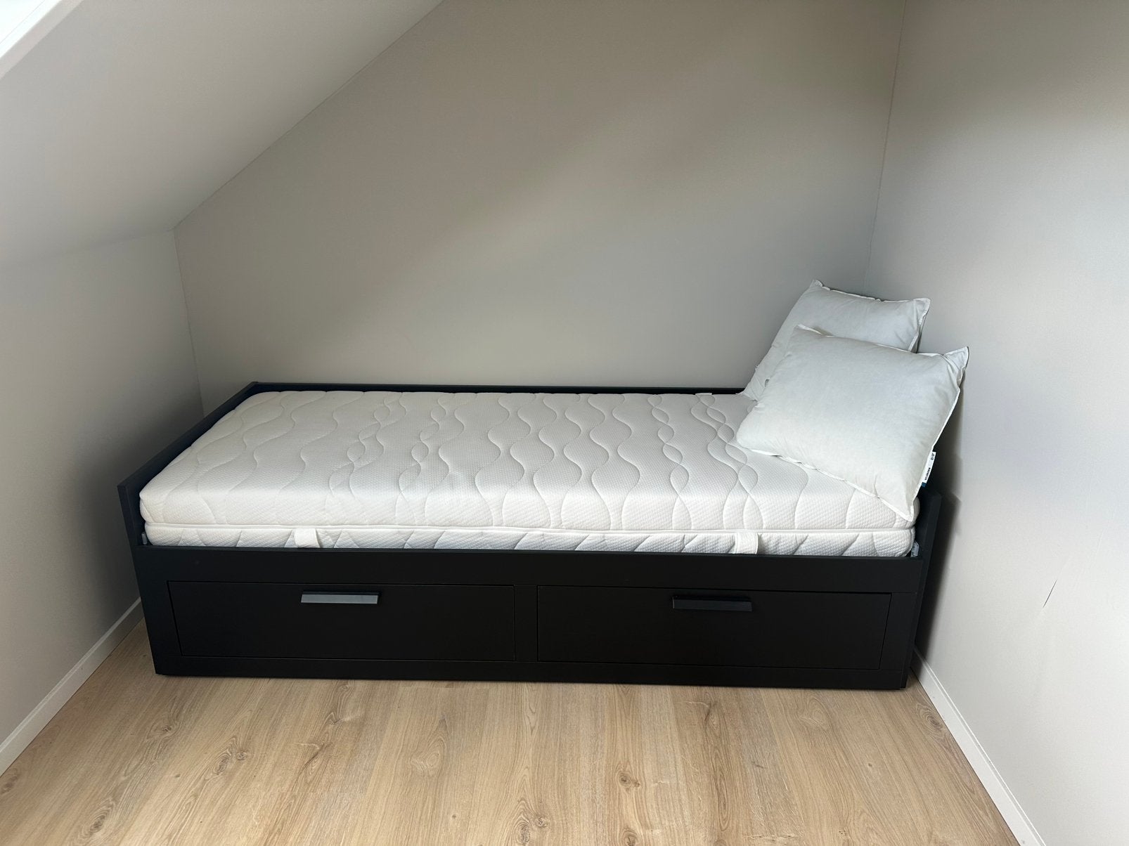 Brimnes bedbank van Ikea, Ophalen, Zwart, Tweepersoons, Zo goed als nieuw
