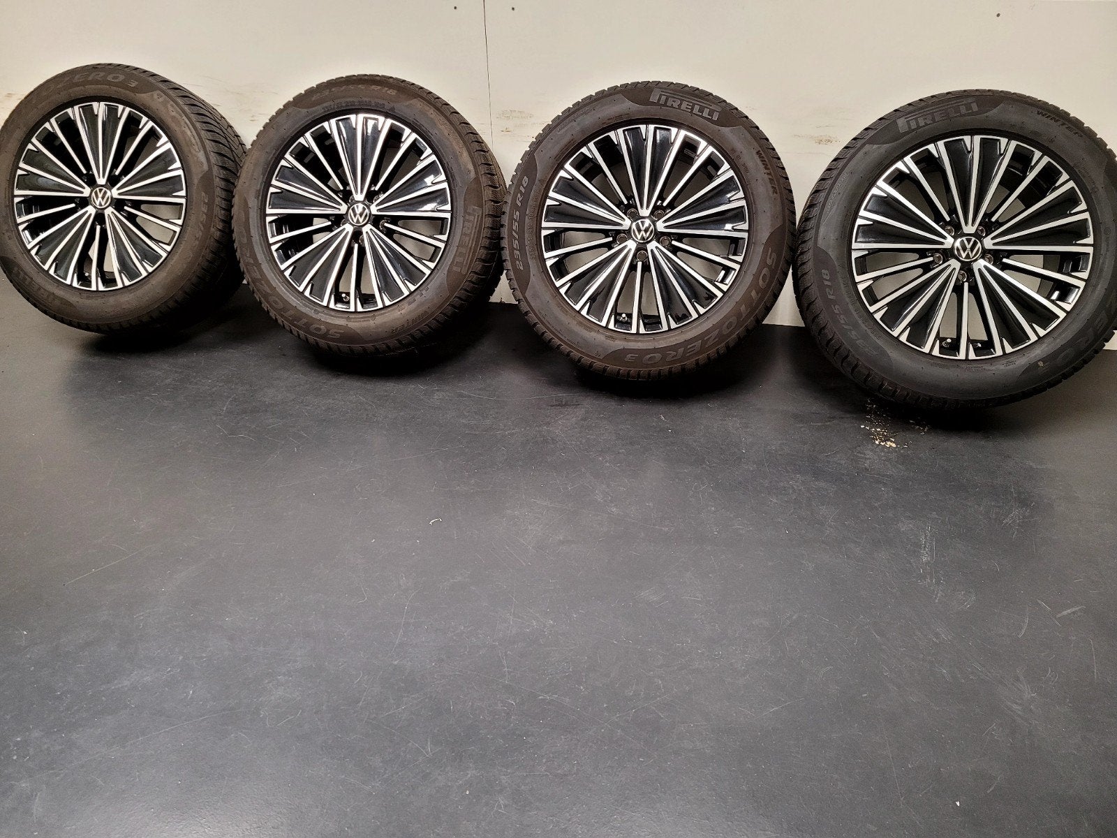 18 Inch VW TIGUAN velgen 235 55 18 WINTER PIRELLI  Demo 8MM, Ophalen, 18 inch, Gebruikt, Banden en Velgen